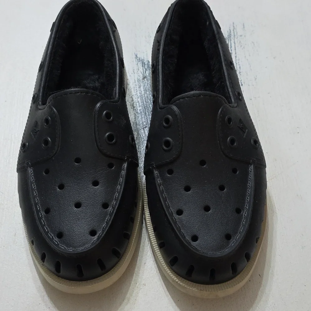 Sperry Top-Siders Women's Black Perforated Slip-On Shoes Faux Fur Lined Sz 8 EUC